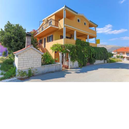 One-Bedroom Apartment in Okrug Donji