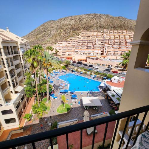 One bedroom apartment with pool and mountain views