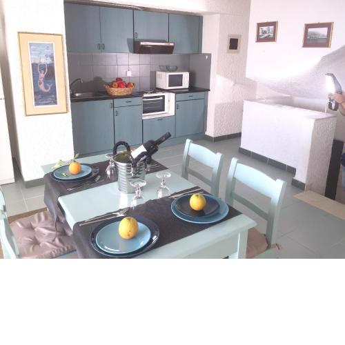 One bedroom appartement at Akrogiali 10 m away from the beach with sea view enclosed garden and wifi