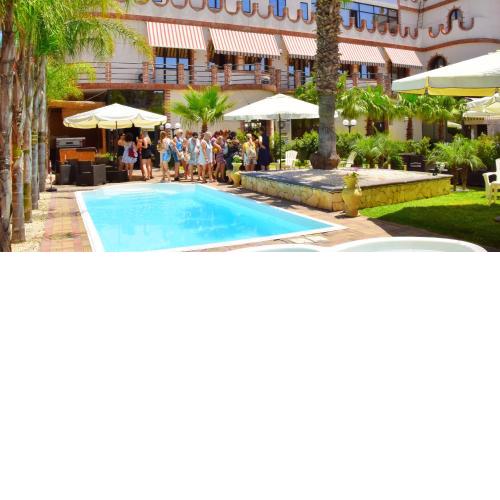 One bedroom appartement at Catania 50 m away from the beach with shared pool balcony and wifi