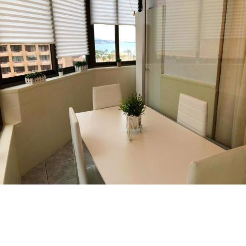 One bedroom appartement at Fuengirola 20 m away from the beach with sea view shared pool and terrace