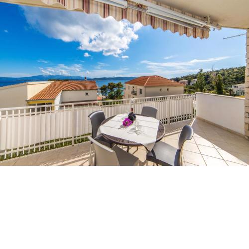 One bedroom appartement at Zivogosce 50 m away from the beach with sea view furnished terrace and wifi