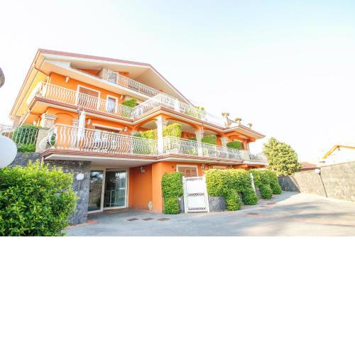 One bedroom appartement with enclosed garden and wifi at Trecastagni 9 km away from the beach