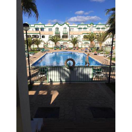 One bedroom appartement with shared pool and enclosed garden at Castillo Caleta de Fuste 1 km away from the beach