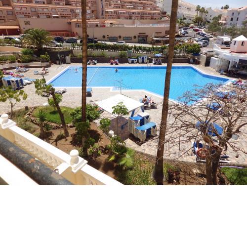 One Bedroom Castle Harbour Apt With Pool View