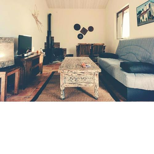 One bedroom house with shared pool furnished garden and wifi at Canamero
