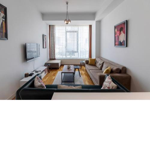One br urban apt with easy access to public trans.