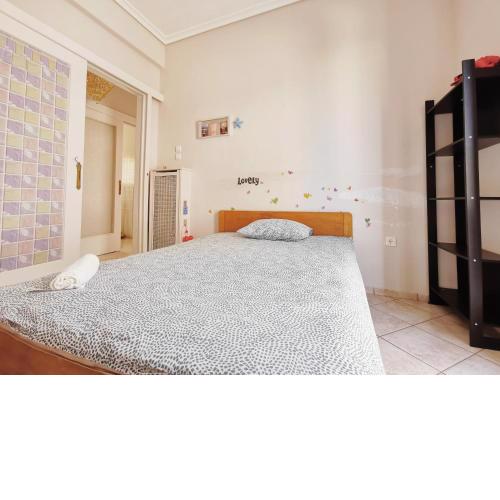 One private room for single Girl Lady Children Small double bed we share other spaces