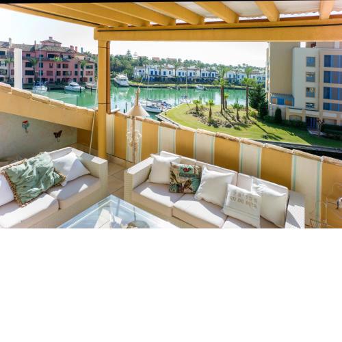 One&Lux Bright Penthouse with views to the Marina