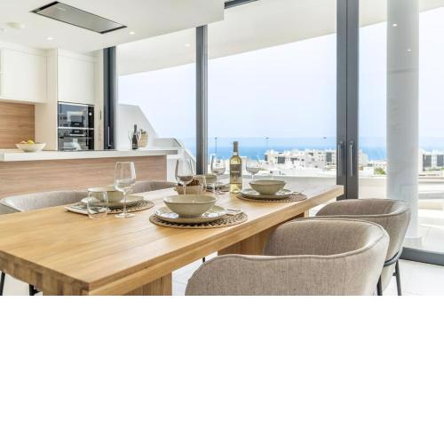 Open ocean views luxurious apartment Fuengirola