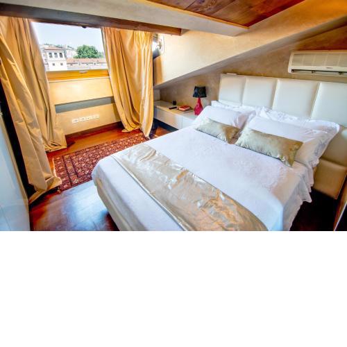 Opera Luxury Apartment
