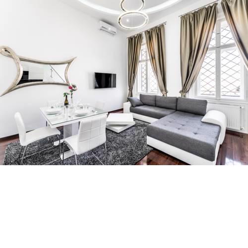 Opera Sunny Apartment