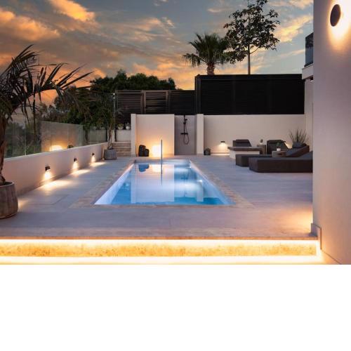 Orama Luxury Suite with private pool