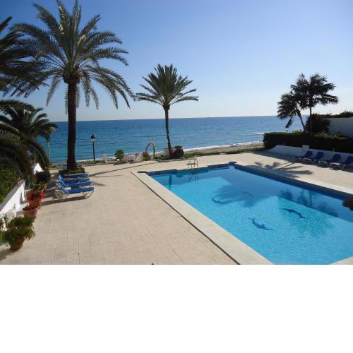 OVERLOOKING BEACH , Central, quiet, parking, swimming pool