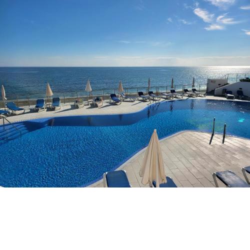 Palm Dreams Beachside Holiday Home - 1 min to Beach