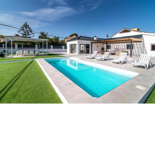 PALM TREE VILLA - 5BDR Paradise Pool / Chill Out Beds