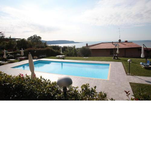 Panorama lake view, pool & garden, 2 bathrooms, kingsize & single-beds, fast Internet