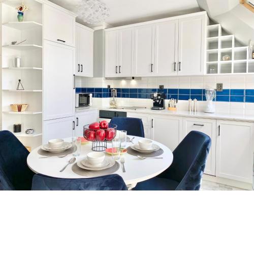 Panoramic City & Mountain View Apartment