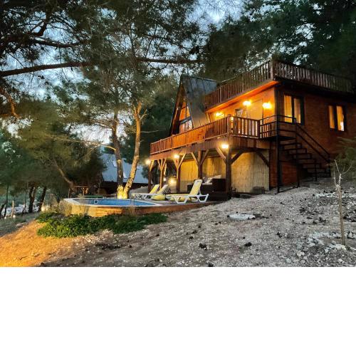 Panurla Wooden House havuz & sauna kırmızı