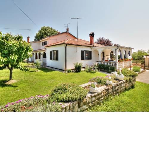 PARADINOVIC house with apartments