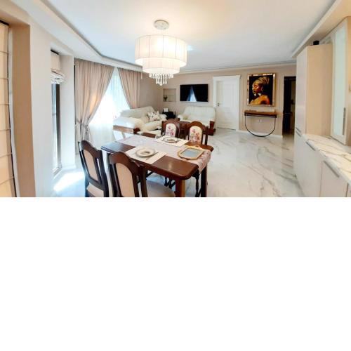 Paradise Center King Suite