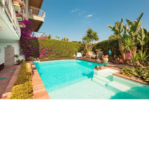 Paradise Oasis: 400sqm Townhouse, Pool & Seaview