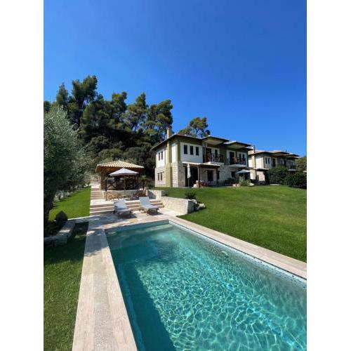 Paralia Homes cheerful 2 bedroom with pool, unit #1