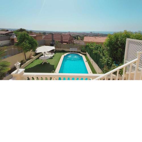 Pareada con piscina privada y con vistas