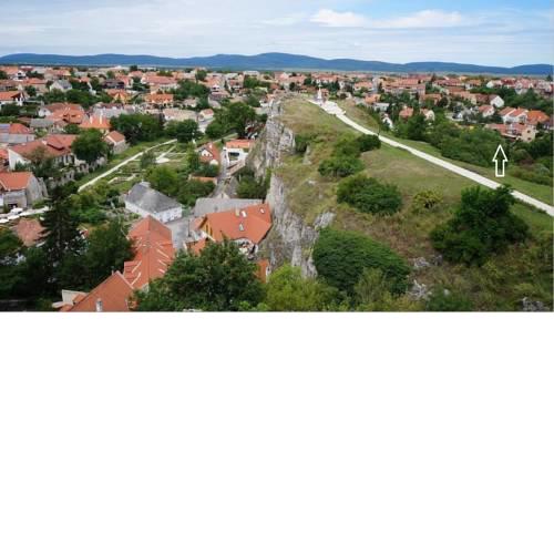 Patak-parti várpanoráma