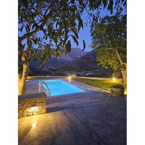 Patriko-Cozy villa on the foot of the mountains