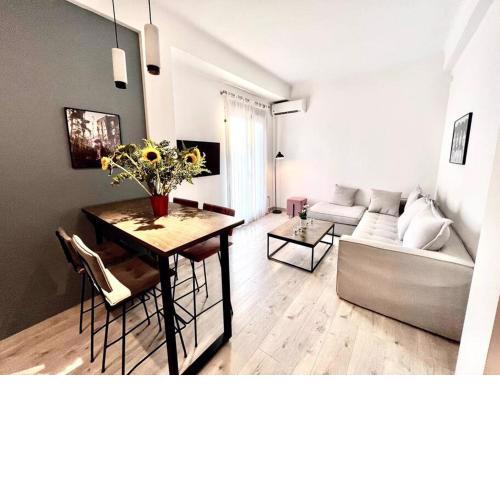Peaceful 3 Bedroom apartment in Athens center