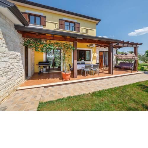 Peaceful Holiday Home in Porec with Swimming Pool