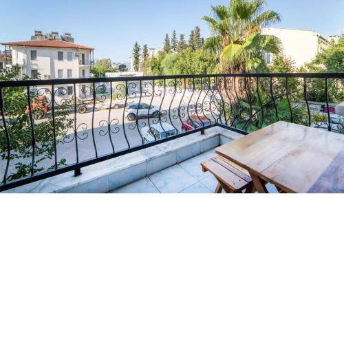 Peaceful Oasis with Balcony 4 min to Amyntas