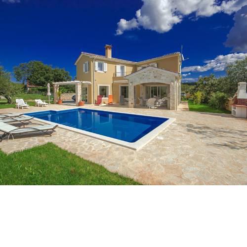 Peaceful Villa in Sveti Lovrec with Swimming Pool