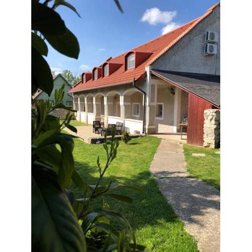 Pécsely House Apartman