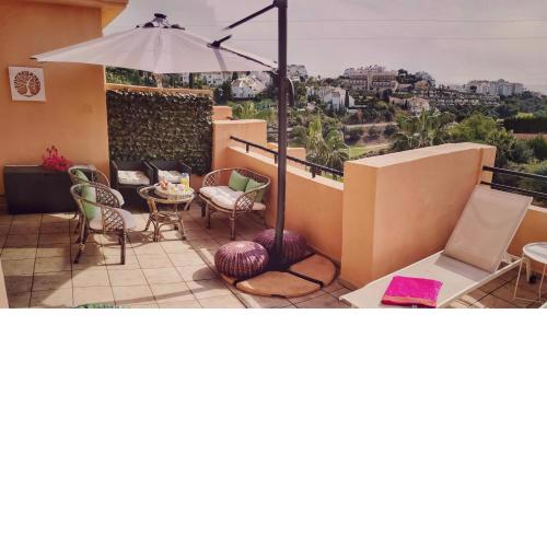 Penthouse 3-bedroom duplex /rooftop terrace & golf