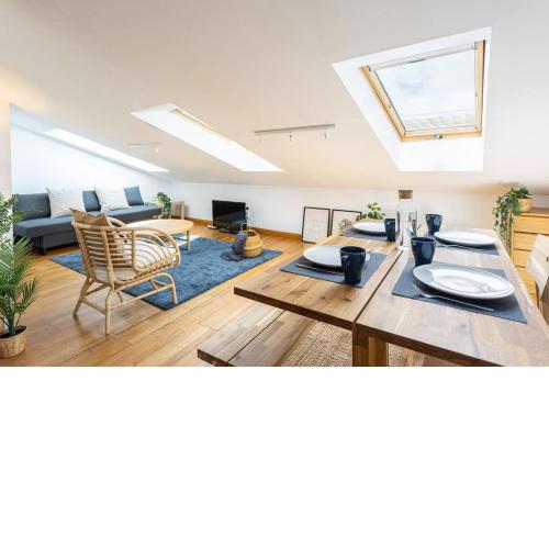 Penthouse in St Montaño, historic centre, WiFi.