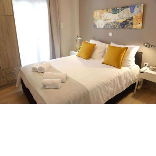 Penthouse lux flat with 2 bd next to larissis
