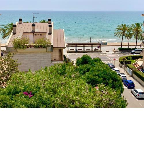 Penthouse w/ sea view, pool & beach