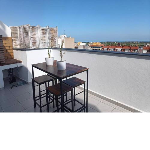 Penthouse w/barbaque and AC Near the beach