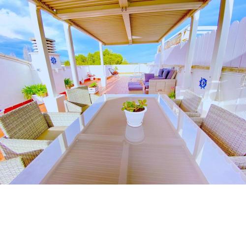 Penthouse with 95m2 Solarium, pool and seaview