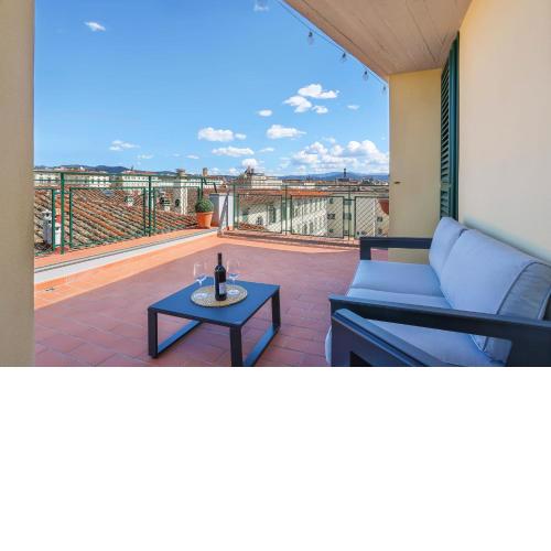 Penthouse with big terrace in Oltrarno - hosted by Sweetstay