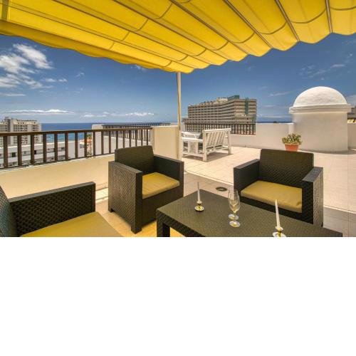 Penthouse with magnificent ocean views, jacuzzi, pool, nearby beach in Tenerife South