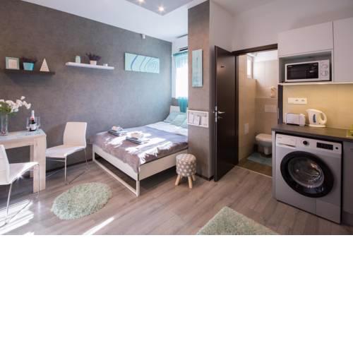 Petra's Tranquil Nest in Downtown Budapest