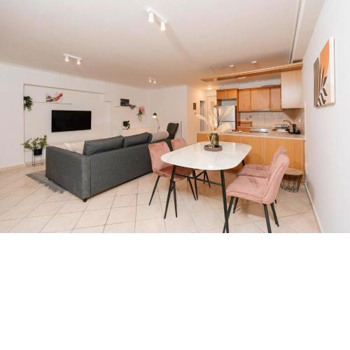 Phaedrus Living: Cozy Flat Koukaki