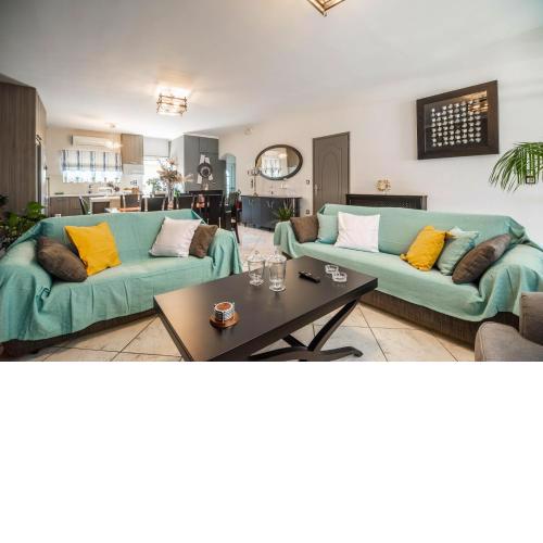 Philoxenia Deluxe Apartment