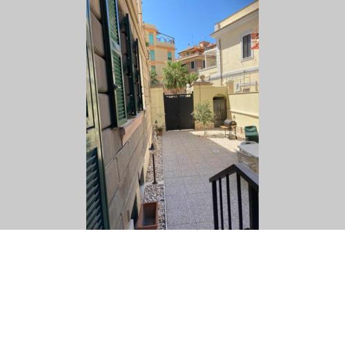 Piazza Anco Marzio fronte mare casa con giardino