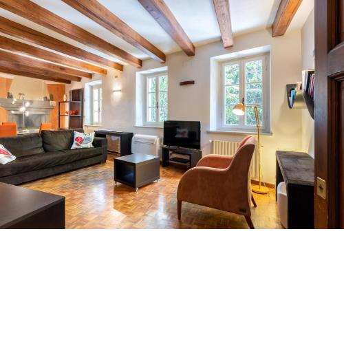 Piazza Napoleone Lovely Central Apartment