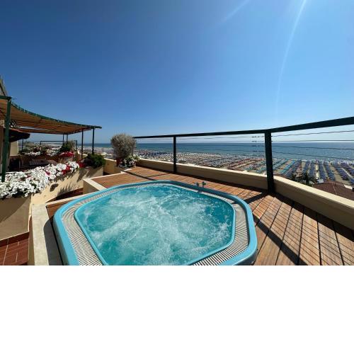 Piccadilly Penthouse with Jacuzzi