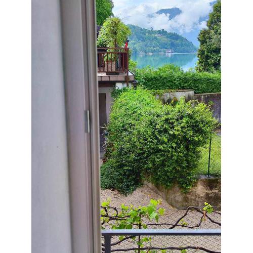 Piccolo borgo sul lago